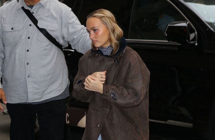 Lily Rose Depp porte le manteau idéal pour l'hiver