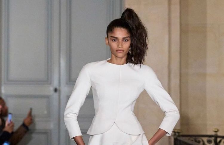 Pourquoi Jacquemus ouvre toujours ses défilés avec une silhouette blanche ? La signification derrière ce rituel