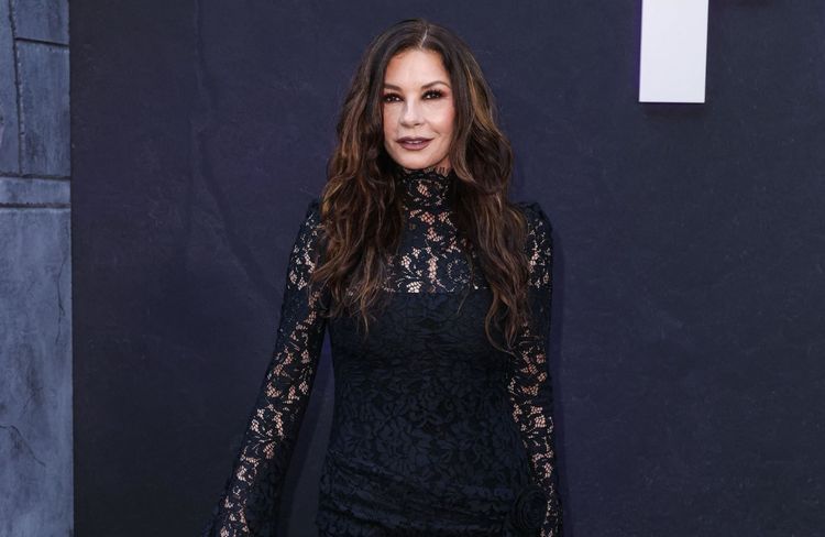 À 56 ans, Catherine Zeta Jones utilise la technique du makeup monochrome pour un teint lumineux et naturel