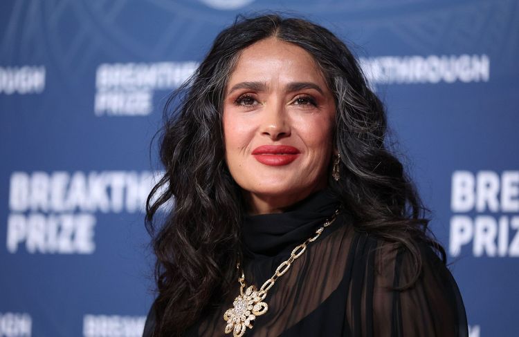 À 58 ans, Salma Hayek assume pleinement ses cheveux blancs