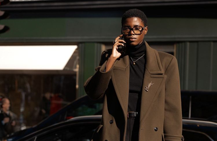 Ces tendances hivernales qui égayent un jean classique