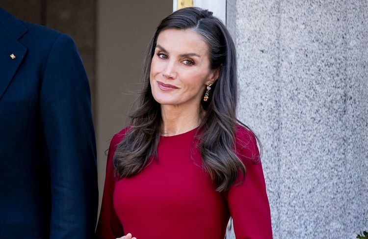 Letizia d’Espagne brille dans une robe rouge parfaite pour les fêtes