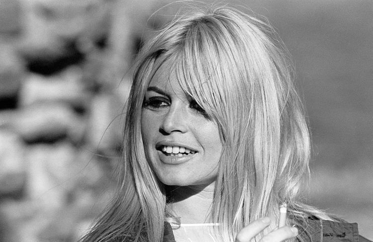 Et si on adoptait la frange « Bardot » comme un hommage beauté ?