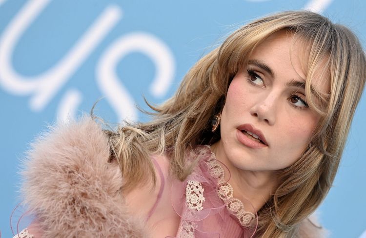 Suki Waterhouse hospitalisée d'une hernie à cause d'un pantalon trop serré ?