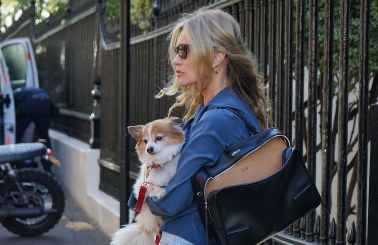 Kate Moss adopte la jupe la plus « dadame » de l'été (et on va vouloir la copier)