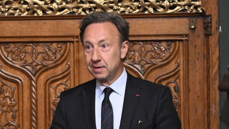 Stéphane Bern, menacé par les coupes budgétaires de France Télévisions ? L'animateur répond cash