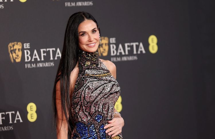 Demi Moore éblouit le tapis rouge des BAFTA avec une robe scintillante McQueen