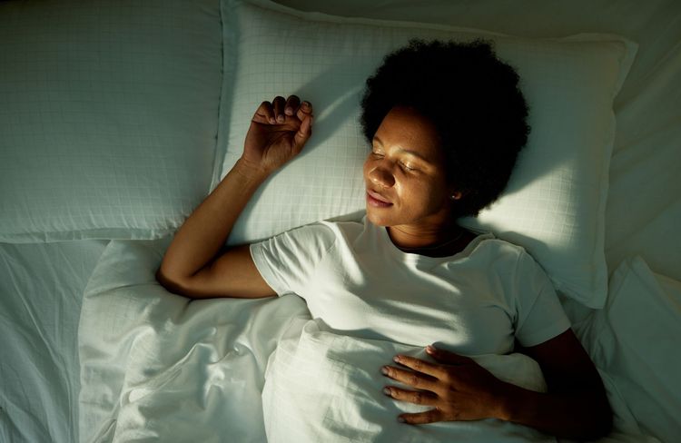 TikTok affirme que notre position de sommeil révèle notre niveau de stress, mais que dit la science ?