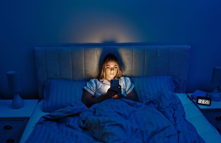 La lumière bleue du téléphone empêche-t-elle réellement de dormir ? Les experts reviennent sur leur position...