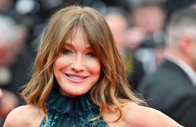 Carla Bruni s’affiche en maillot sur Instagram et enflamme les commentaires
