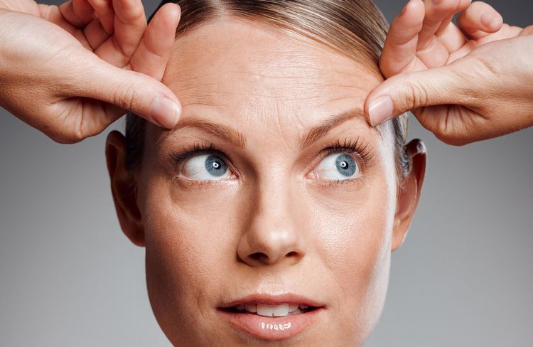 Cette forme de sourcils que les maquilleurs déconseillent car elle vieillit le regard
