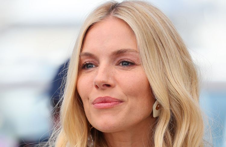 Sienna Miller raffole de ce produit de pharmacie française à moins de 10 euros