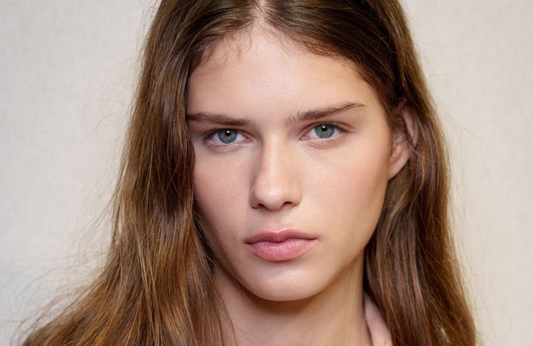 Eau micellaire sur les cheveux pour espacer les shampoings : cette astuce virale est-elle vraiment efficace ?