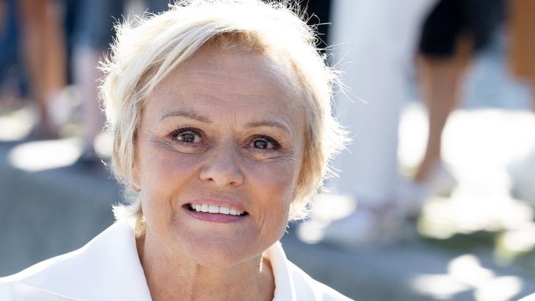 "Je suis la seule..." : Muriel Robin cash sur "son homosexualité" et l'homophobie