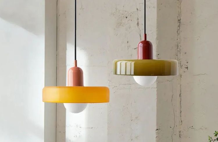 Comment installer une lampe au plafond sans percer ?