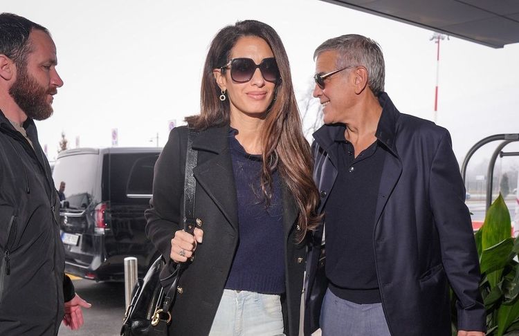 Amal Clooney prouve que le jean délavé peut être très élégant