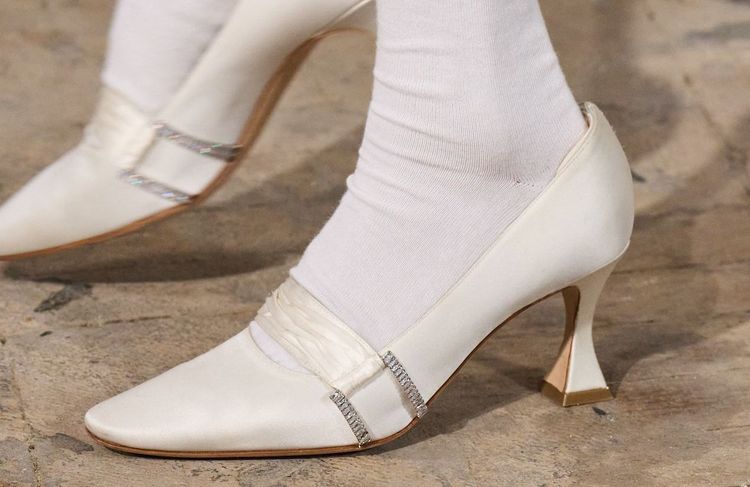 Glamour et rétro : les talons évasés s’imposent cette saison