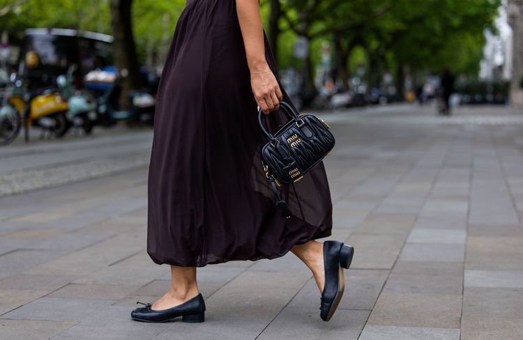 La ballerine prend de la hauteur : pourquoi ce soulier rétro sera partout en 2026