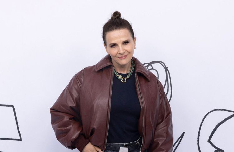 À la Fashion Week de Paris, Juliette Binoche détonne avec ses silhouettes masculines/féminines