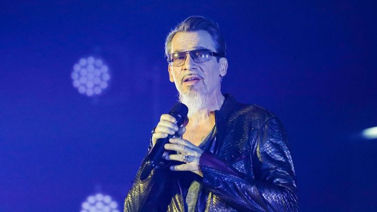 Florent Pagny (64 ans) délesté de son pantalon : "J’ai dû repasser en coulisses", un incident vestimentaire s'est produit sur scène