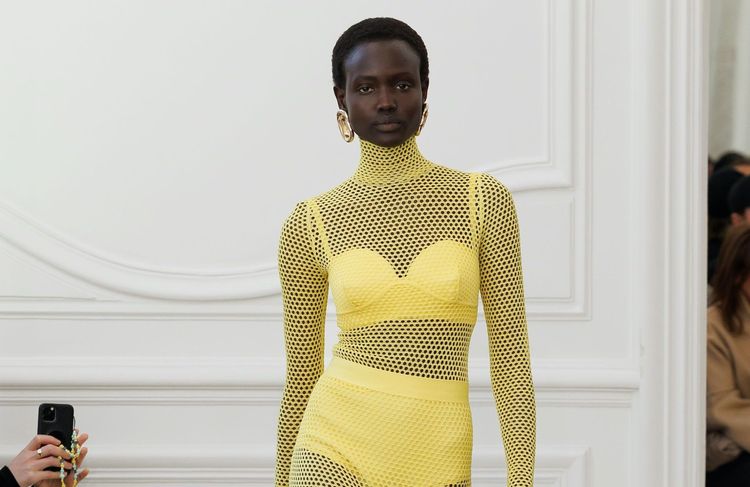 Longtemps oubliée, la robe en résille fait son grand retour au défilé Givenchy