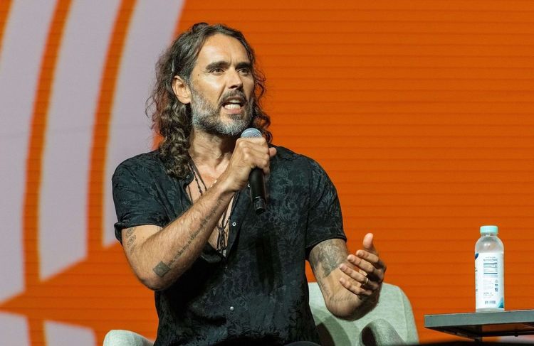 Russell Brand inculpé pour viols et agressions sexuelles au Royaume-Uni