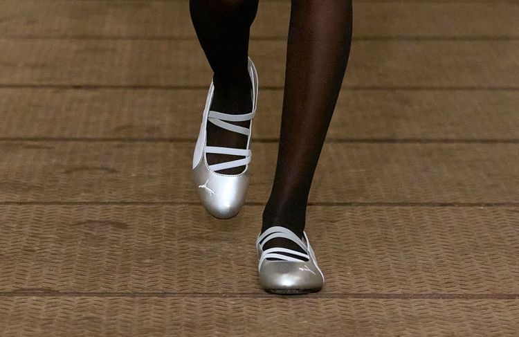 Les baskets Mary-Jane : la chaussure de ville hybride et confortable que l’on verra partout cette année