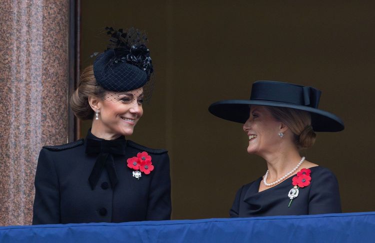 Kate Middleton rend hommage à Lady Diana et à la Reine Elisabeth II lors du Remembrance Sunday