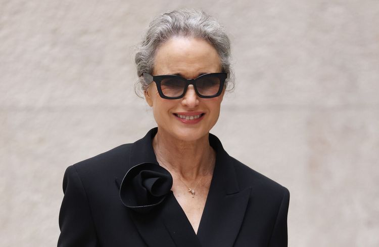 À Milan, Andie MacDowell troque ses boucles grises iconiques pour un chignon aérien