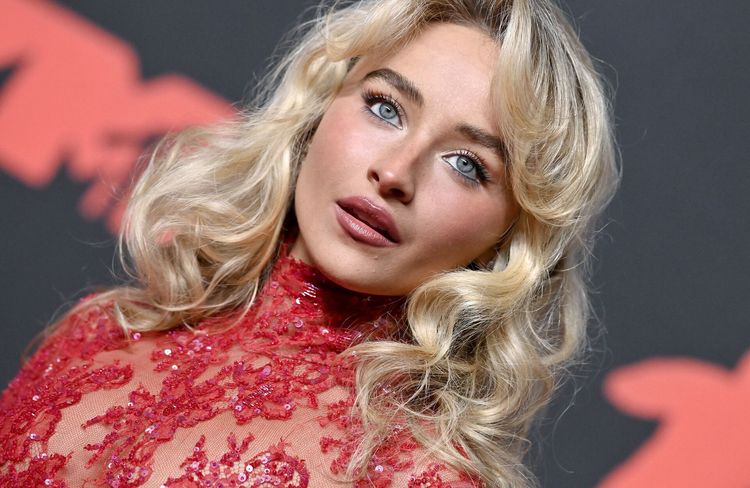 Méconnaissable, Sabrina Carpenter délaisse ses boucles blondes au profit d’une coupe pixie ultra courte