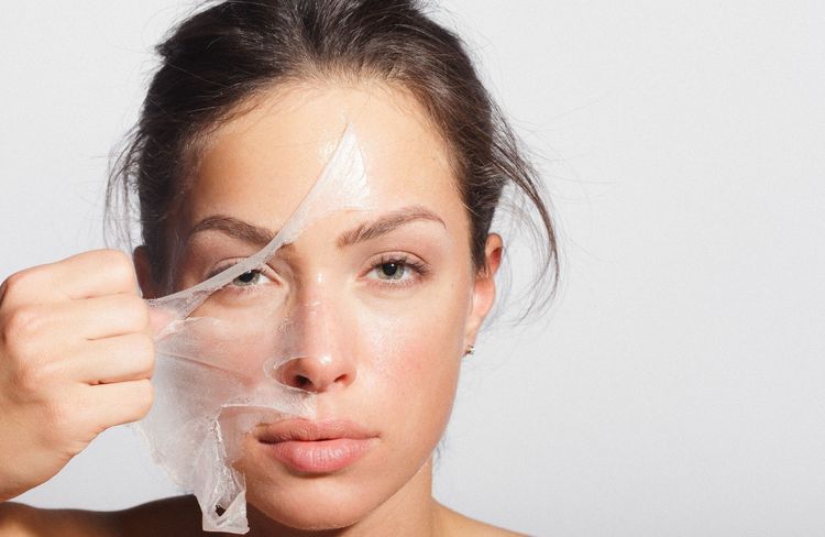 Rouge à lèvres, blush, masque… Pourquoi on raffole toutes des produits peel-off ?