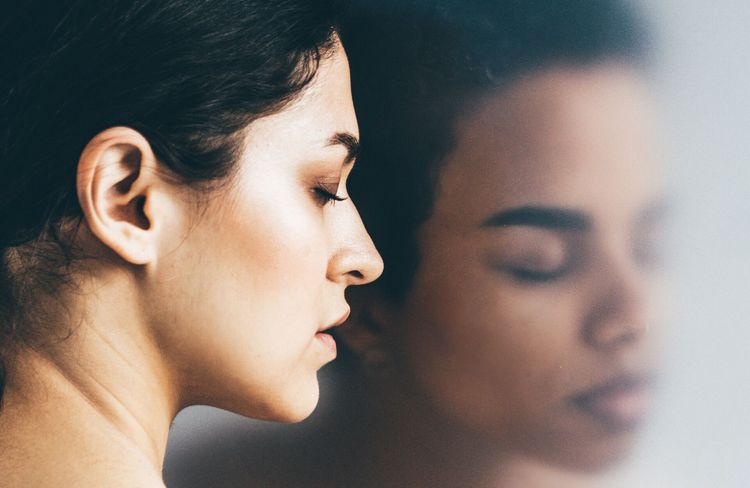 « Social mask » : le phénomène psychologique qui explique votre épuisement après une soirée