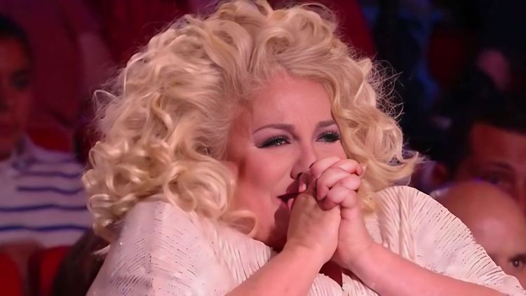 Incroyable talent : elle se carre une flûte entre les cuisses et joue "à la foufoune"