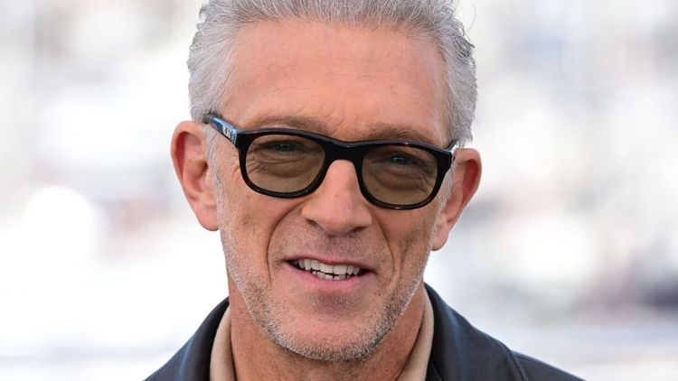 "Plus Brésilien que moi" : Vincent Cassel se met torse nu sur une plage et dévoile un physique de rêve à 59 ans