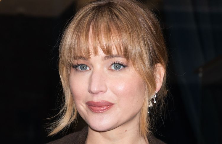 La coiffure que l’on va toutes vouloir copier ? Le chignon bouclé de Jennifer Lawrence