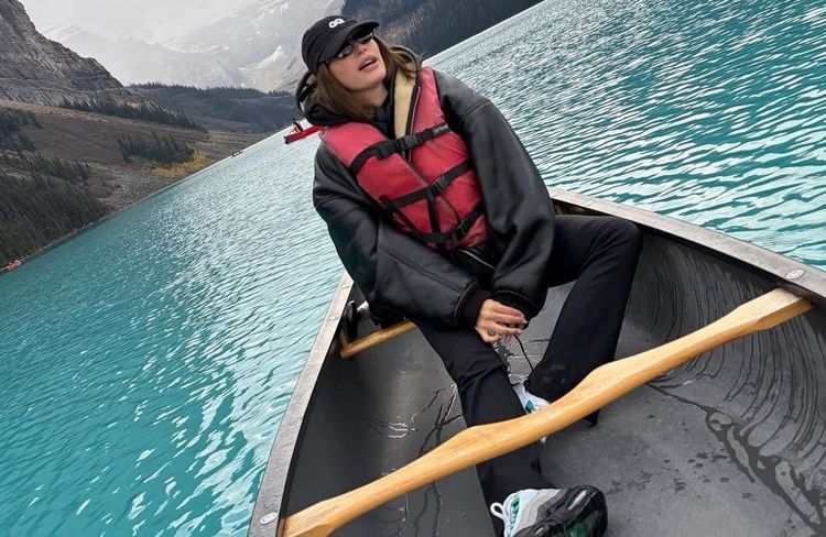 Hailey Bieber remet au goût du jour ces baskets rétro des années 90