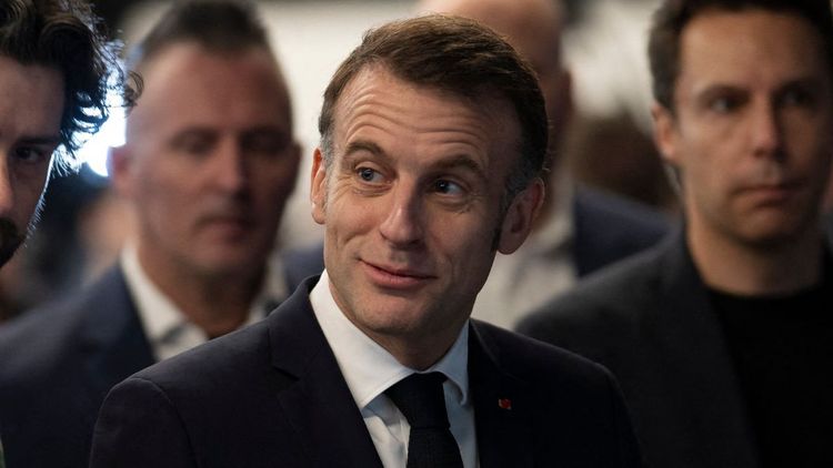 Emmanuel Macron partage un moment d’intimité avec Cyril Hanouna alors qu'il a "les fesses à l'air"