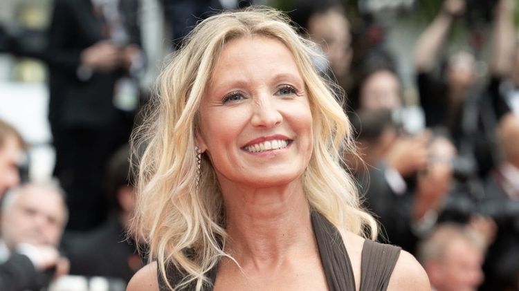 Alexandra Lamy (54 ans) divine en bikini : ventre plat et jambes de rêve, sa silhouette sculpturale fait l'unanimité