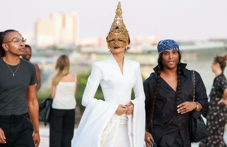 Pour l’avant-première parisienne de « L’Odyssée », Zendaya ose cet impressionnant masque Tour Eiffel