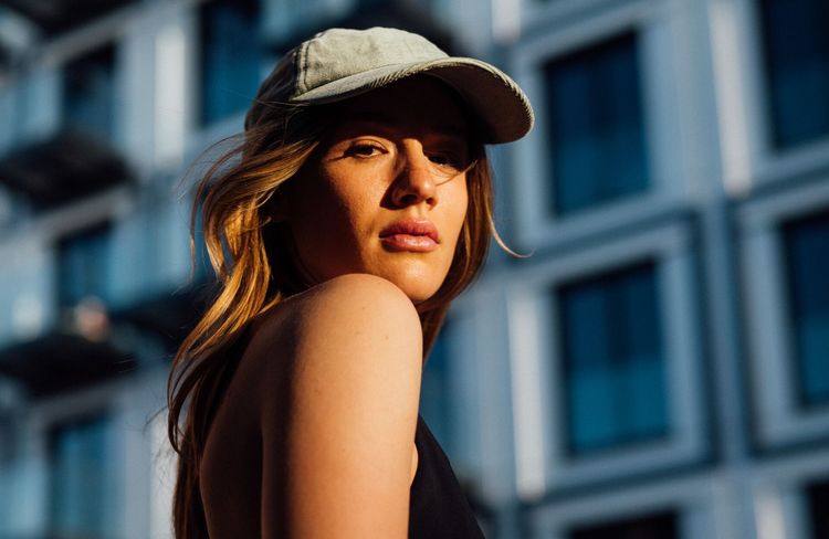 Carence en vitamine D : faut-il continuer les suppléments même quand le soleil est là ?