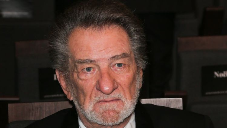Eddy Mitchell moqué par Ary Abittan : "Quand il chante, on dirait qu'il...", l'humoriste sans filtre