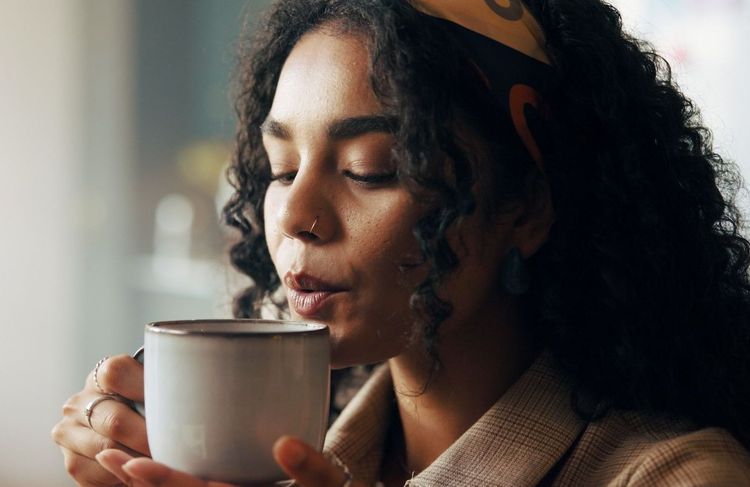 Vaut-il mieux boire chaud ou froid ? La température auraient un impact sur notre bien-être selon la science