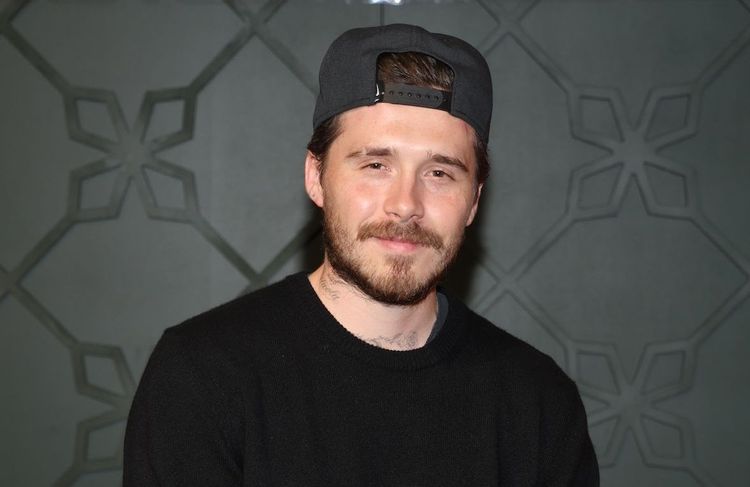 Avec un t-shirt à message, Brooklyn Beckham répond avec humour aux polémiques qui secouent sa famille