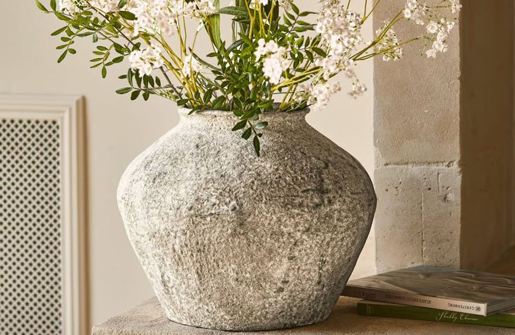On adore cette idée DIY pour un vase en grès hyper tendance à petit prix