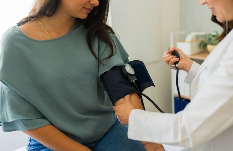 C’est quoi la « médecine bikini », cette approche médicale qui désavantage la santé des femmes ?