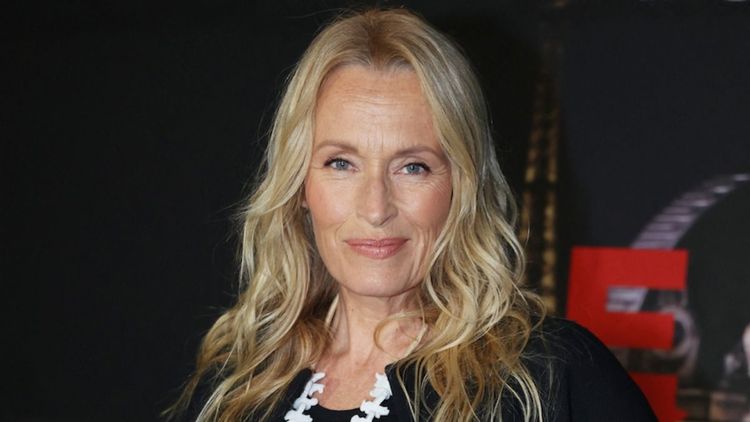 Estelle Lefébure (60 ans) en micro-bikini, elle dévoile sa chute de reins hors du commun et ses tatouages dans un cadre paradisiaque