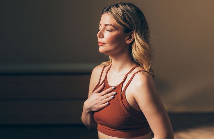 Qu’est-ce que le yoga restauratif, la parenthèse forme qu'il nous faut pour bien démarrer 2026 ?