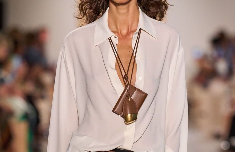 Qu’est-ce que le collier pochette qui s’impose comme l’accessoire discret qui change tout à un look minimaliste ?