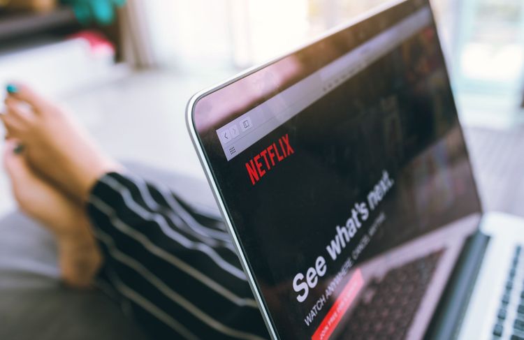 Santé mentale : pourquoi le « binge watching » peut nous aider à aller mieux