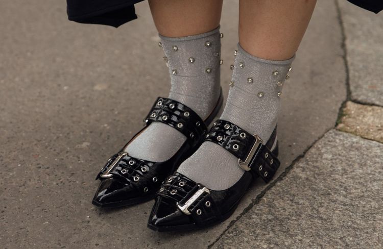 Le combo ballerines-chaussettes, la tendance inattendue de l’hiver